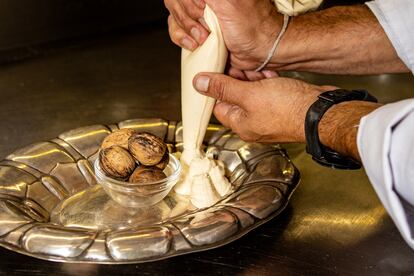 García emplata el queso con las nueces asadas y membrillo.