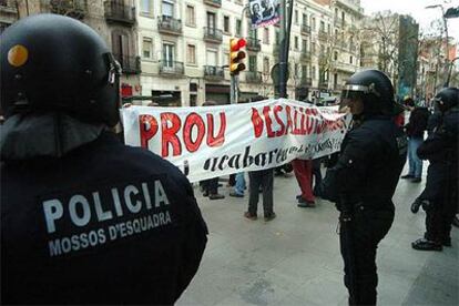 Dotaciones antidisturbios de los Mossos tras el desalojo el pasado mes de enero de La Quincalla.