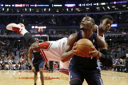 Jeff Adrien, de los Bobcats, se dispone a lanzar ante Butler, de Chicago.