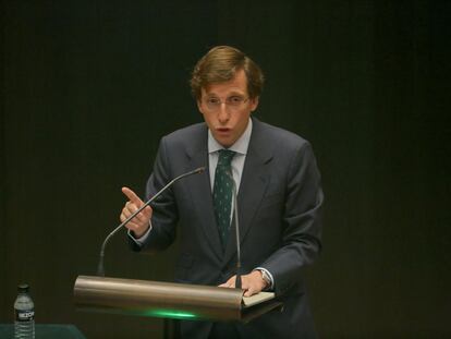 El alcalde de Madrid, José Luis Martínez-Almeida, interviene en el pleno del Ayuntamiento, este martes.