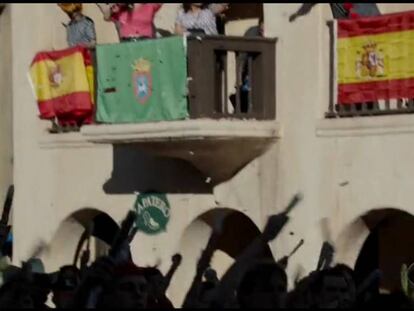 Banderes espanyoles al San Fermín de la sèrie.