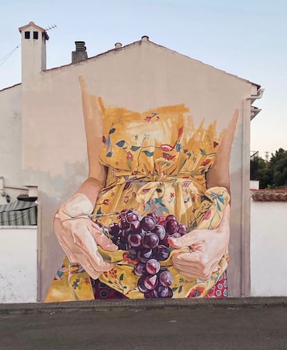 Otros dos de los 25 murales que llegaron a la votación final (elegidos entre un centenar de trabajos, 18 de ellos de artistas españoles) se pueden ver en España. En el puesto 13º está este mural de Víctor García ‘Repo’ y Cristian Blanxer en la localidad de Los Marines, en la provincia de Huelva. Un trabajo con el que han querido poner en valor la tradición vitivinícola del pueblo onubense.