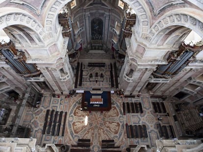 Vista cenital del interior de la basílica de Mafra y de cuatro de sus seis órganos.
