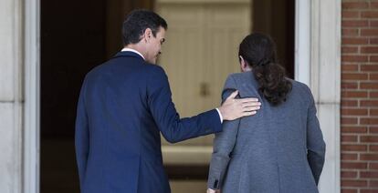 Pedro Sanchez recibe en el Palacio de La Moncloa al líder de Unidas Podemos, Pablo Iglesias.