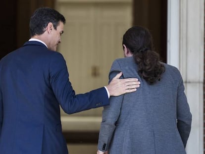 Pedro Sanchez recibe en el Palacio de La Moncloa al líder de Unidas Podemos, Pablo Iglesias.