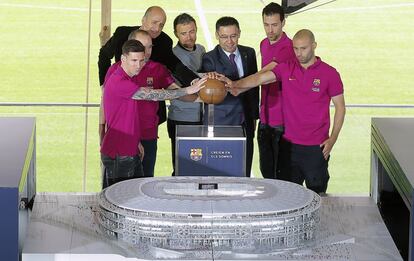 Desde la izquierda, los capitanes del FC Barcelona Lionel Messi y Andrés Iniesta, el directivo de "Espai Barça" (Espacio Barsa) Jordi Moix, el técnico Luis Enrique, el presidente Josep Maria Bartomeu, y los otros dos capitales del equipo, Sergio Busquets y Javier Mascherano, posan junto a la maqueta del nuevo Camp Nou durante la presentación del proyecto de remodelación del estadio, el cual debería concluir a finales de la temporada 2021-22, y en el que el club invertirá unos 420 millones de euros, el 21 de marzo de 2016.