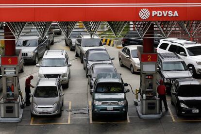 Colas en una gasolinera de PDVSA en Caracas, en septiembre de 2017.