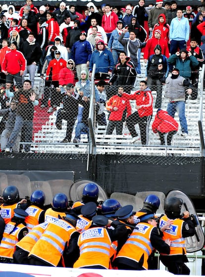 Aficionados del River Plate se enfrentan a la policía tras consumarse el descenso del equipo a la Segunda División del fútbol argentino al igualar.
