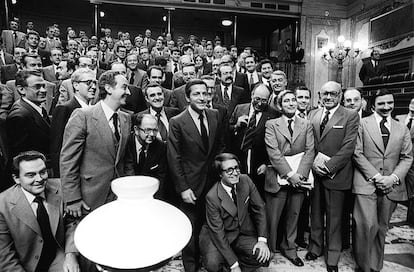Adolfo Suárez y los parlamentarios de UCD, diputados y senadores, posan en el Congreso de los Diputados una vez aprobado el texto definitivo de la Constitución, el 31 de octubre de 1978.