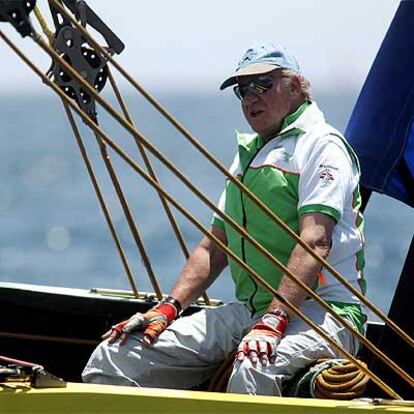 El Rey, ayer a bordo del &#39;Desafío Español&#39;, en aguas de Valencia.