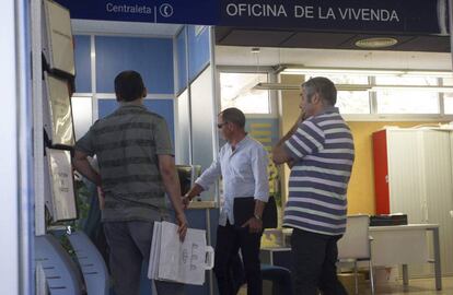 Miembros de la Unidad Central Operativa (UCO) de la Guardia Civil durante el registro en el Ayuntamiento de Benic&agrave;ssim.