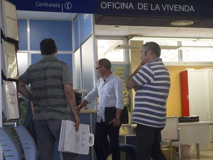 Miembros de la Unidad Central Operativa (UCO) de la Guardia Civil durante el registro en el Ayuntamiento de Benic&agrave;ssim.