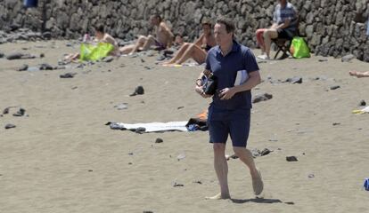 El primer ministro brit&aacute;nico David Cameron pasea por Lanzarote.