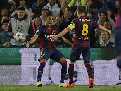 Neymar celebra el seu primer gol contra el PSG amb Iniesta.