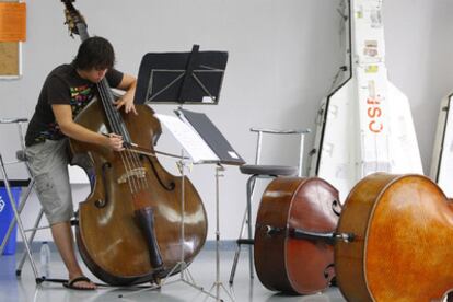 Un músico de la Joven Orquesta de Euskal Herria ensaya, ayer, en el Complejo Educativo de Eibar.