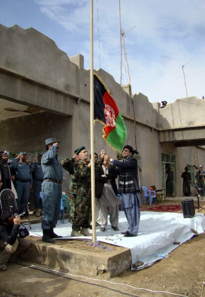 El gobernador de la provincia de Helmand, Gulab Mangal, iza la bandera afgana en la localidad de Marjah, bastión de los talibanes hasta la ofensiva de la OTAN.