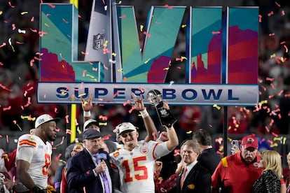 Kansas City Chiefs quarterback Patrick Mahomes (15) holds the Vince Lombardi Trophy while talking to Terry Bradshaw after the NFL Super Bowl 57 football game against the Philadelphia Eagles, Sunday, Feb. 12, 2023, in Glendale, Ariz.