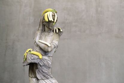 La obra 'Mujer (Bananas)' (2018), del artista estadounidense Tony Matelli, forma parte de la muestra 'En la fábrica: 10 artistas, 10 ejercicios individuales', en la galería Pilevneli de Estambul (Turquía).