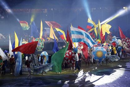 Los artistas durante el espectáculo inaugural para celebrar una edición más de la Copa América, el torneo de países más añejo del mundo. 