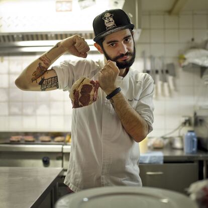 Paulo Yoller. Cocinero. Su especialidad en Meats, local que comparte con tres socios, es la hamburguesa. Durante su formación, llegó a trabajar en una carnicería, «así que realmente amo la carne, la conozco y respeto. Soy el chef. Soy el padre de la familia», dice en plan Soprano para referirse a su equipo de casi 40 personas. Su brazo derecho luce un tatuaje que marca las partes del cuerpo de una vaca. Como si se le fueran a olvidar.