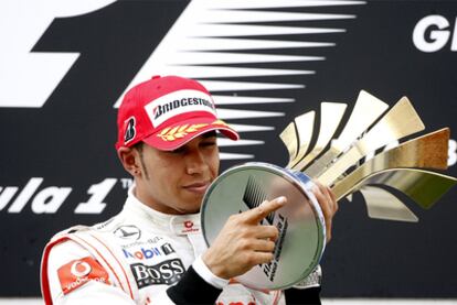 Lewis Hamilton celebra su victoria en el circuito de Estambul.