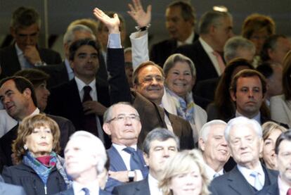 Florentino Pérez, con el brazo en alto, y Sandro Rosell a su izquierda, el miércoles en el palco del Bernabéu.