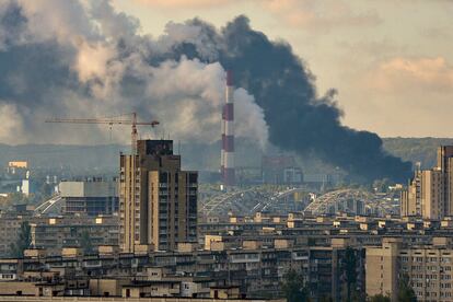 Nubes de humo se elevan sobre Kiev, atacada por misiles rusos.