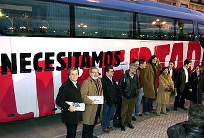 Miembros de ¡Basta Ya! antes de partir ayer de San Sebastián hacia Burgos y Madrid.