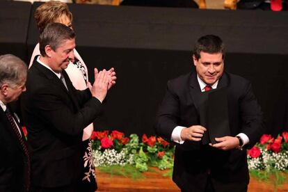 El presidente Horacio Cartes recibe sus credenciales como senador electo, el 25 de mayo de 2018 en Asunción.