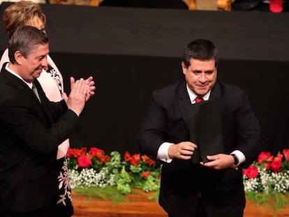 El presidente Horacio Cartes recibe sus credenciales como senador electo, el 25 de mayo de 2018 en Asunción.