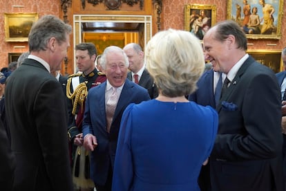 Carlos III ha recibido las felicitaciones de los asistentes por su coronación. En la imagen, el rey británico charla animadamente con Ursula von der Leyen, presidenta de la Comisión Europea.
