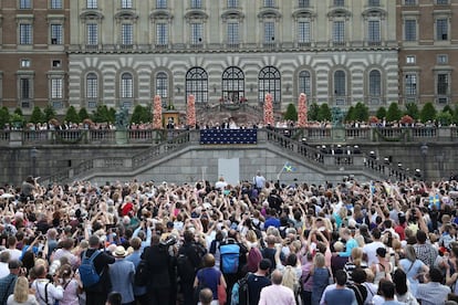 El príncipe Carl Philip de Suecia y su esposa la Princesa Sofía de Suecia saludan a la multitud después de su ceremonia de matrimonio. 