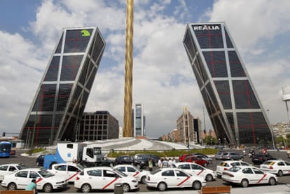 Un grupo de taxistas espera clientes en la parada de la plaza de Castilla.