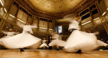 Derviches meditan en un templo de Estambul, poco antes del <i>iftar</i>, desayuno, con el que se rompe el ayuno durante el Ramadán.