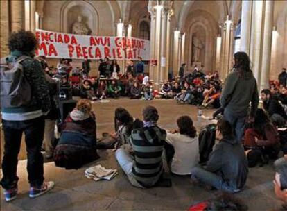 Algunos de los estudiantes encerrados en el edificio histórico de la Universidad de Barcelona