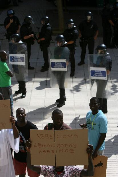 Uns 200 compatriotes del mort a Salou han protestat a la ciutat tarragonina. Alguns s'han enfrontat a la policia llançant pedres i construint barricades.