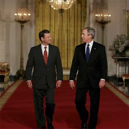 George W. Bush y John Roberts, el martes en la Casa Blanca.