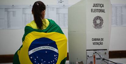 Una votante, en un centro electoral de Distrito Federal (Brasil).