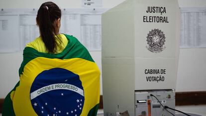 Una votante, en un centro electoral de Distrito Federal (Brasil).