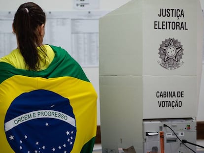 Una votante, en un centro electoral de Distrito Federal (Brasil).