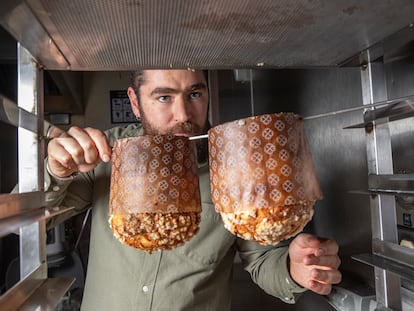 Huerik Palos durante el proceso de elaboración del 'panettone' en el restaurante Eno, en Ciudad de México.