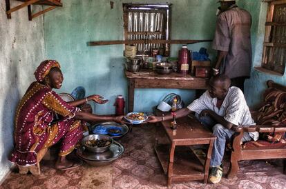 <p>Fatou Jongo Baldeh, de origen senegalés, empezó con una pequeña tienda en su casa de Masanjang cuando logró su primer microcrédito, que su marido ayudó a pagar. La tienda funcionaba bien, con lo que no tuvo problemas para devolver el préstamo. Aprovechando las obras de ampliación de la carretera que va de Basse Santa Su hasta la frontera con Senegal, solicitó otro microcrédito con el que hizo construir un restaurante junto a la carretera para dar de comer a los trabajadores. Prepara casi toda la comida en su casa.</p>









