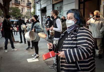 Protesta de dueños y empleados de locales de hostelería este lunes en el barrio de Russafa, en València.