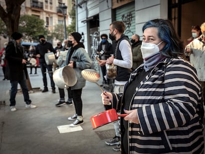 Protesta de dueños y empleados de locales de hostelería este lunes en el barrio de Russafa, en València.