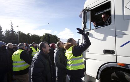  Los taxistas impiden el avance de un vehículo en los alrededores del Ifema. El ministro de Fomento, José Luis Ábalos, ha pedido este miércoles que "se evite el enquistamiento del conflicto" del taxi y ha abogado por un equilibrio entre el negocio tradicional y el de las VTC, ya que "no es bueno que alguien se vea forzado a marcharse".