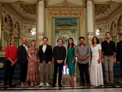 Los directores Paolo Bortolameolli (4i) y Gustavo Dudamel (5i), el tenor Javier Camarena (4i) y el director artístico del Liceu, Víctor García de Gomar (2i), posan junto a otros miembros del equipo durante la presentación de la ópera "La flauta mágica" en el Liceu.