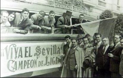 Recibimiento a los futbolistas del Sevilla FC a su llegada a la ciudad tras alzarse con el campeonato de 1946.
