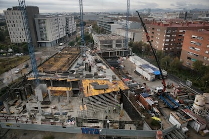 Obras en el barrio de la Zona Franca, un barrio que espera 30.000 vecinos nuevos en los próximos años.