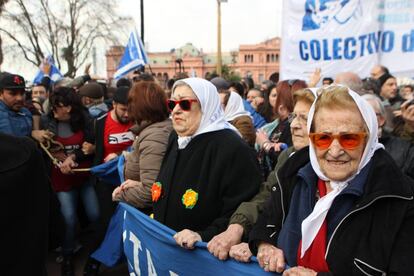 Hebe de Bonafini, en el centro, marcha en la Plaza de Mayo tras enfrentar la orden de detenci&oacute;n en su contra