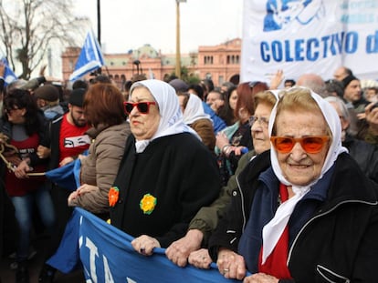 Hebe de Bonafini, en el centro, marcha en la Plaza de Mayo tras enfrentar la orden de detenci&oacute;n en su contra